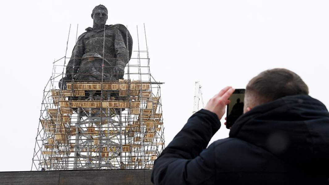 Финальный этап установки центральной фигуры Ржевского мемориала Советскому солдату у деревни Хорошево Ржевского района Тверской области