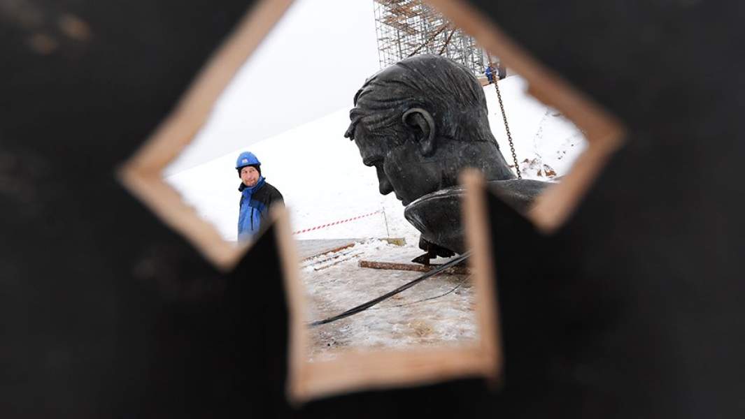 Рабочий на строительной площадке во время финального этапа установки центральной фигуры Ржевского мемориала Советскому солдату у деревни Хорошево Ржевского района Тверской области