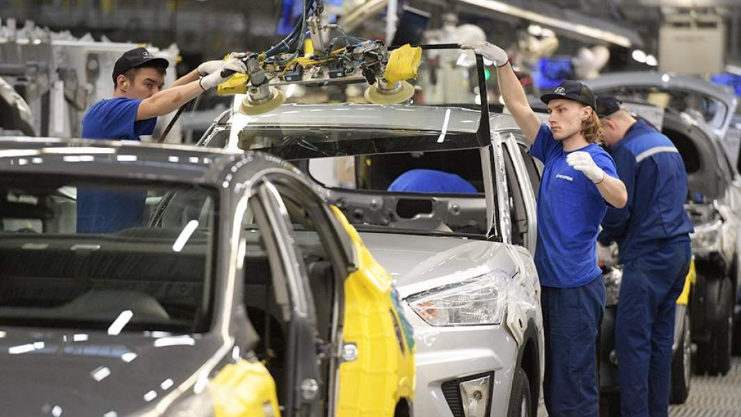 Рабочие завода Hyundai Motor в сборочном цехе