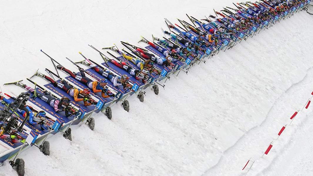 Спортсмены на огневом рубеже масс-старта среди женщин