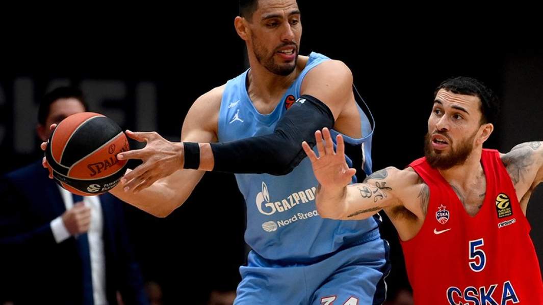 Игрок БК ЦСКА Майк Джеймс (справа) и игрок БК «Зенит» Густаво Айон в матче регулярного чемпионата Евролиги между БК ЦСКА и БК «Зенит»