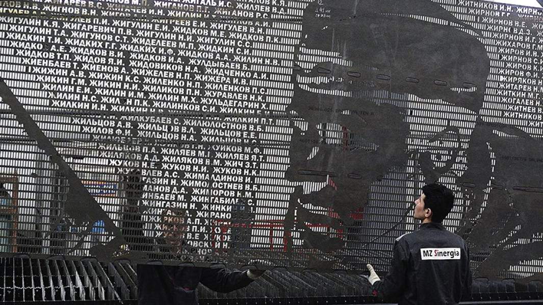 Изготовление листа из кортеновской стали с именами павших воинов для Ржевского мемориала на металлообрабатывающем заводе «Синергия» в Санкт-Петербурге