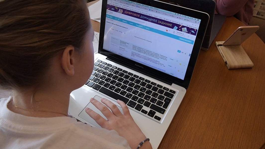 девушка за компьютером 