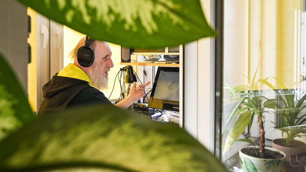 Актёр и диджей Владимир ведёт радиоэфир с собственного балкона в Москве