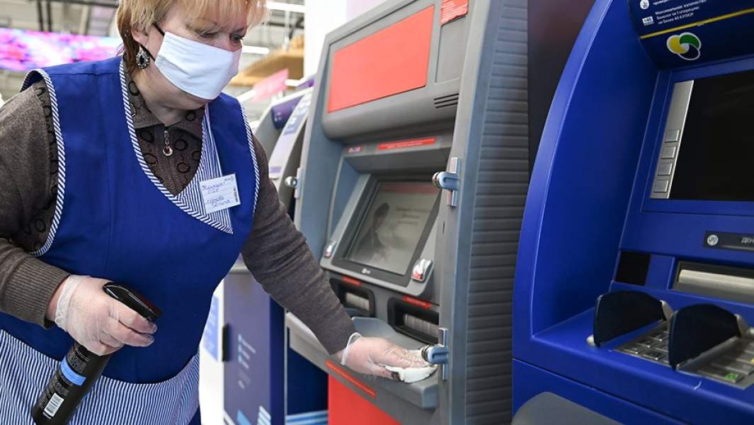 Сотрудник гипермаркета в Сочи проводит дезинфекцию в связи с распространением коронавирусной инфекции