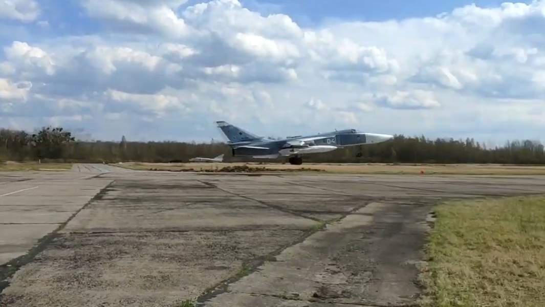 Бомбардировщик Су-24 Балтийского флота во время плановой тренировки по нанесению авиаударов по надводным целям в Балтийском море