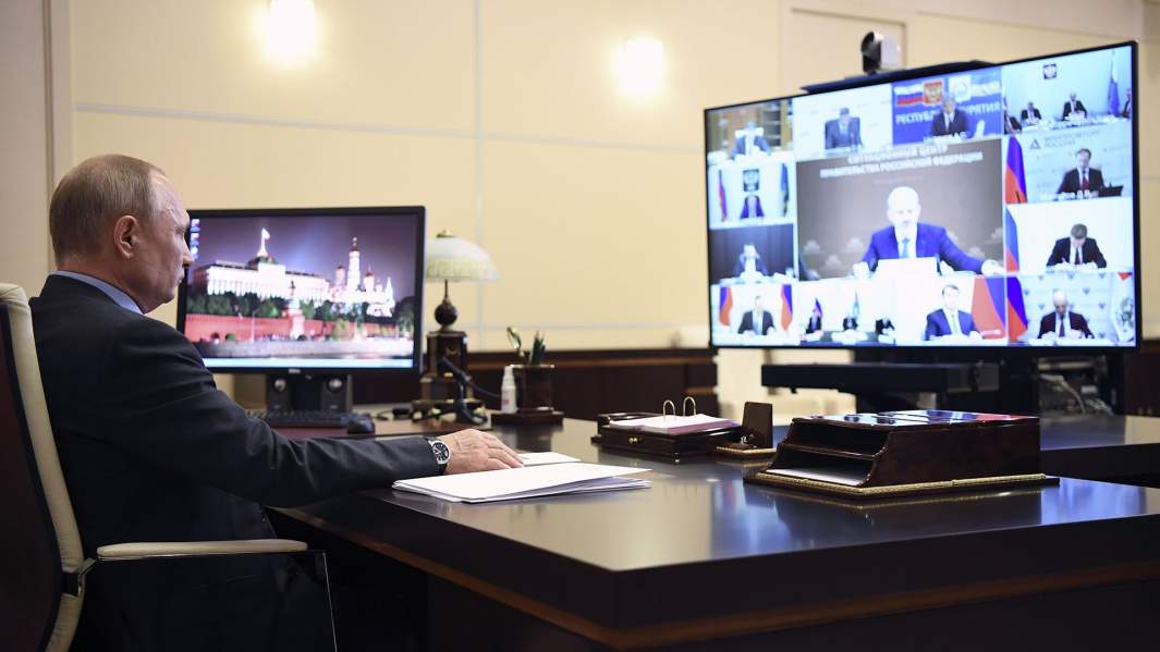  Президент РФ Владимир Путин проводит в режиме видеоконференции совещание по вопросам развития транспорта