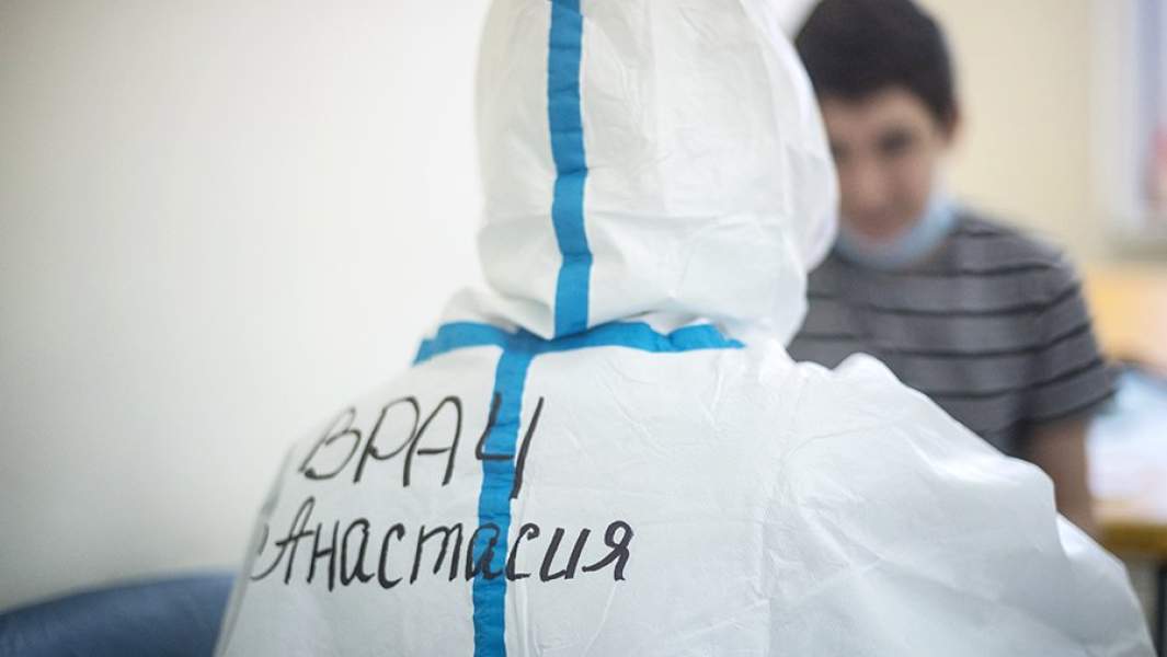 Врач в приемном отделении Национального медицинского исследовательского центра здоровья детей Министерства здравоохранения РФ, где проходят лечение дети с коронавирусной инфекцией COVID-19
