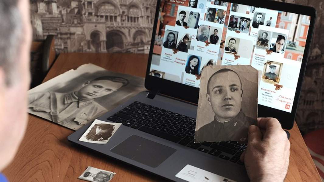 Мужчина смотрит онлайн-трансляцию акции «Бессмертный полк» в своей квартире в Тамбове. На фотографии ветеран Великой Отечественной войны Илья Иванович Власов