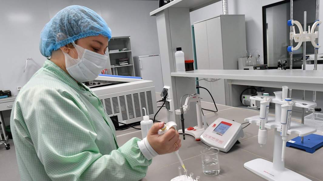 Сотрудник в лаборатории контроля качества на предприятии «Гранат Био Тех» - производстве полного цикла отечественных вакуумных пробирок для венозной крови Acti-Fine в особой экономической зоне (ОЭЗ) «Дубна»