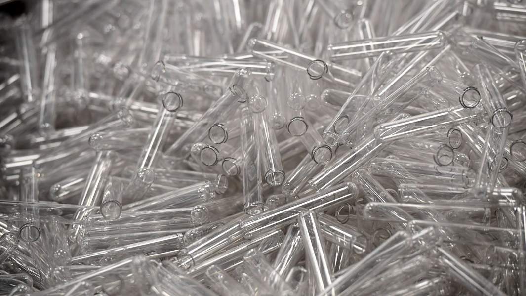 Полуфабрикаты на линии производства готовых изделий на предприятии «Гранат Био Тех» — производстве полного цикла отечественных вакуумных пробирок для венозной крови Acti-Fine в особой экономической зоне (ОЭЗ) «Дубна»