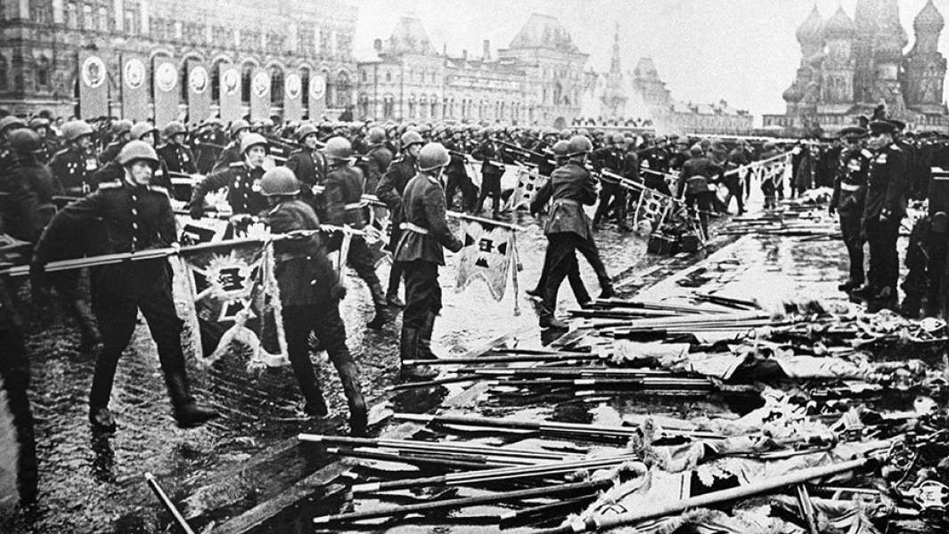 Советские воины бросают поверженные знамена к Мавзолею В.И.Ленина во время парада Победы, Москва, 24 июня 1945 года