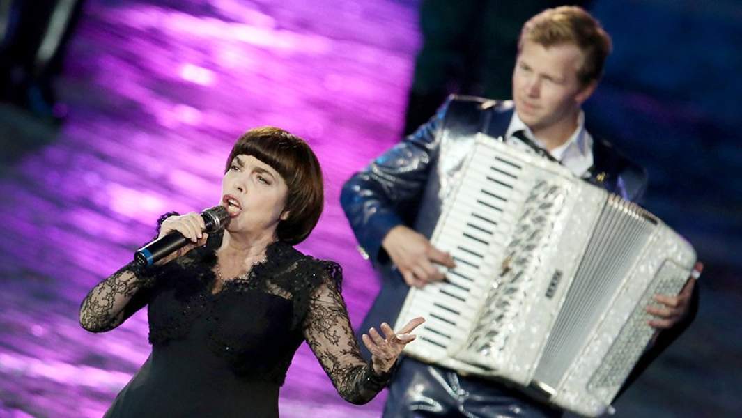 Мирей Матье во время выступления X международного военно-музыкального фестиваля «Спасская башня» на Красной площади