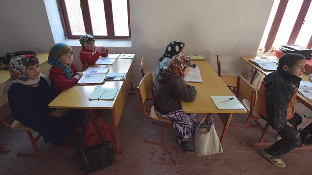 Первоклассники на уроке в школе кишлака Гувинд в районе Горная Матча в Таджикистане
