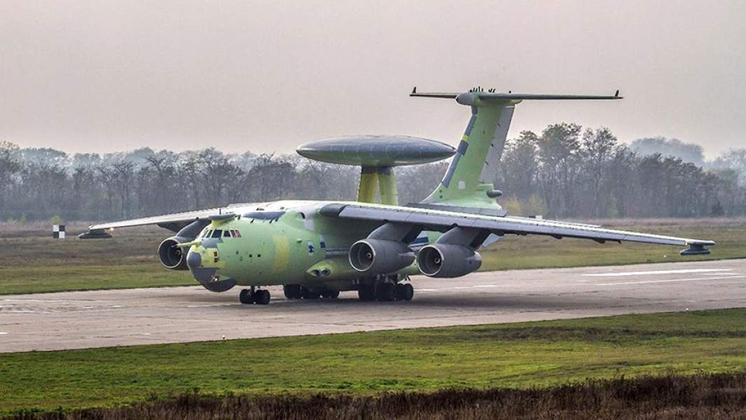 Новейший самолет радиолокационного дозора и наведения А-100 во время подготовки к первому полету