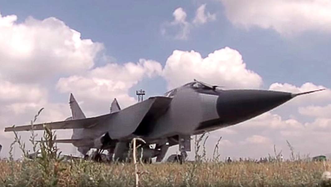 Сверхзвуковой истребитель-перехватчик МиГ-31К с гиперзвуковой ракетой «Кинжал» во время летно-тактических учений с самолетами Ту-22М3 дальней авиации ВКС РФ