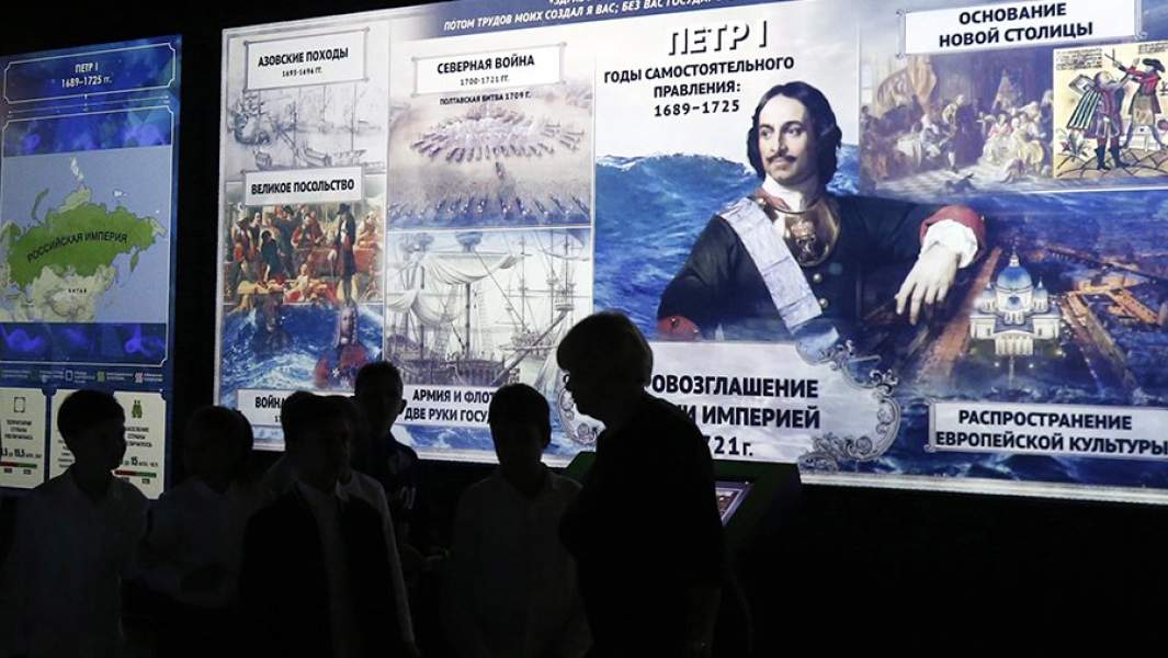 Школьники на мультимедийной экспозиции исторического парка «Россия – моя история» в Ростове-на-Дону
