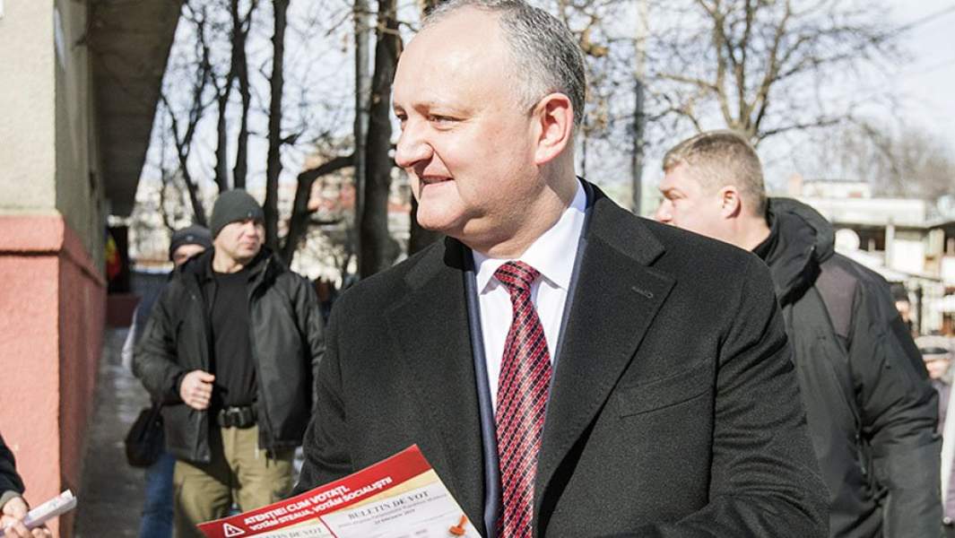 Президент Молдавии Игорь Додон у одного из избирательных участков города во время парламентских выборов