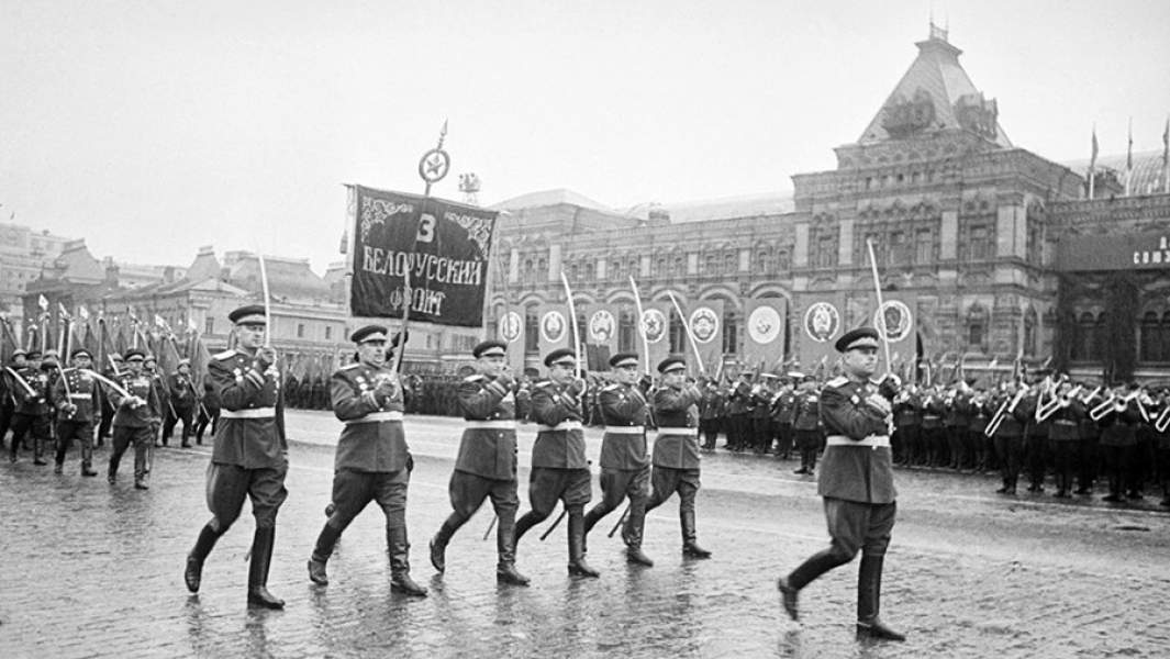 Маршал Советского Союза Александр Михайлович Василевский (на первом плане) со сводным полком Третьего Белорусского фронта на Параде Победы на Красной площади по окончании Великой Отечественной войны, Москва, СССР, 24 июня 1945 года