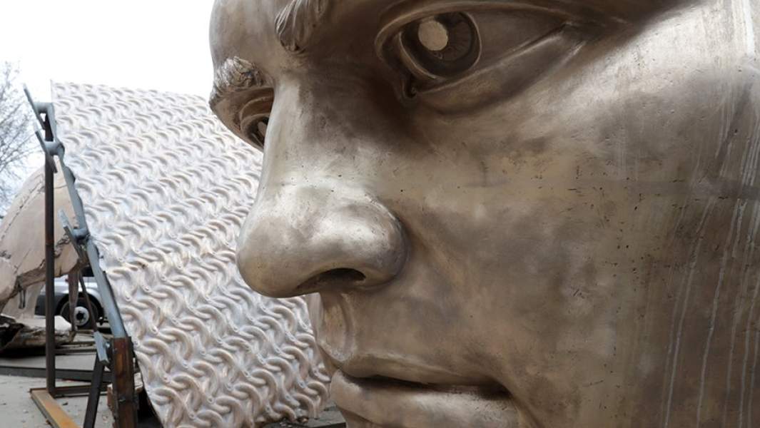 Фрагмент бронзовой фигуры Советского солдата для Ржевского мемориала в мастерской Александра Рукавишникова