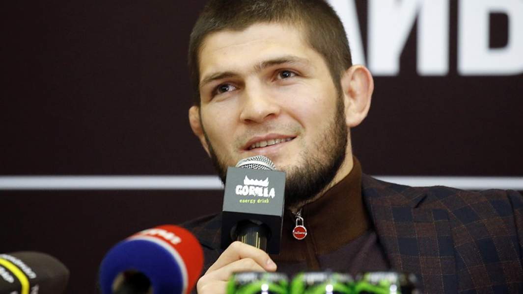 Боец смешанного стиля, чемпион Абсолютного бойцовского чемпионата (UFC) Хабиб Нурмагомедов во время пресс-конференции