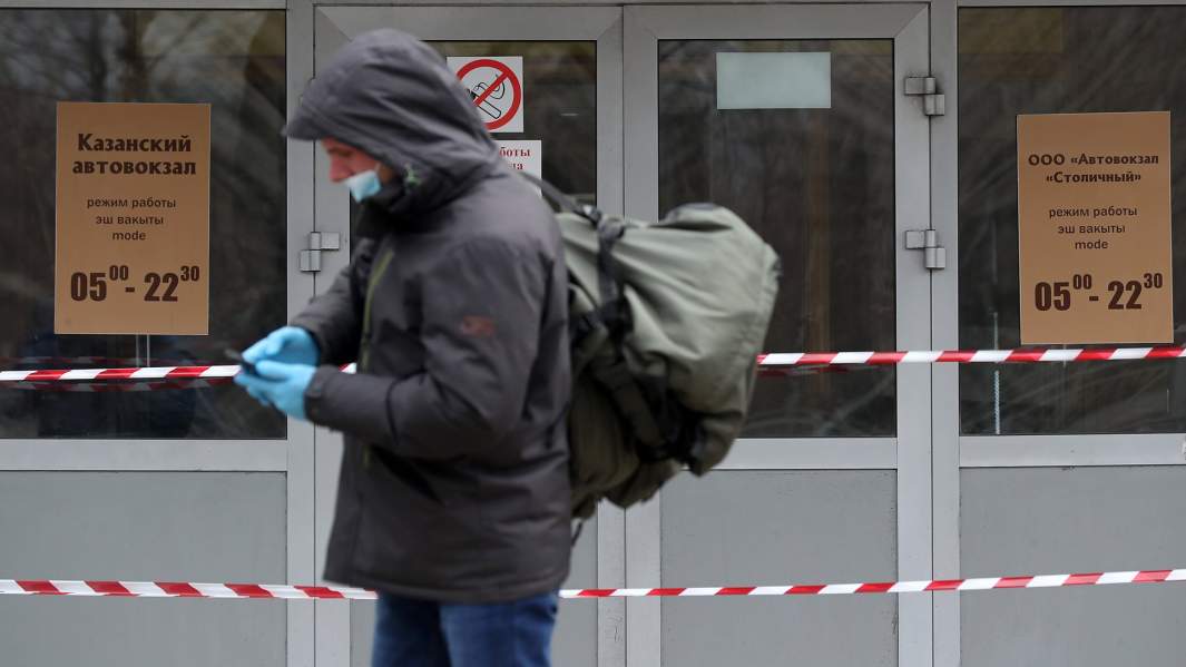 Мужчина у входа в автовокзал «Столичный», приостановивший перевозочную деятельность и обслуживание пассажиров из-за перехода Республики Татарстан в режим полной самоизоляции