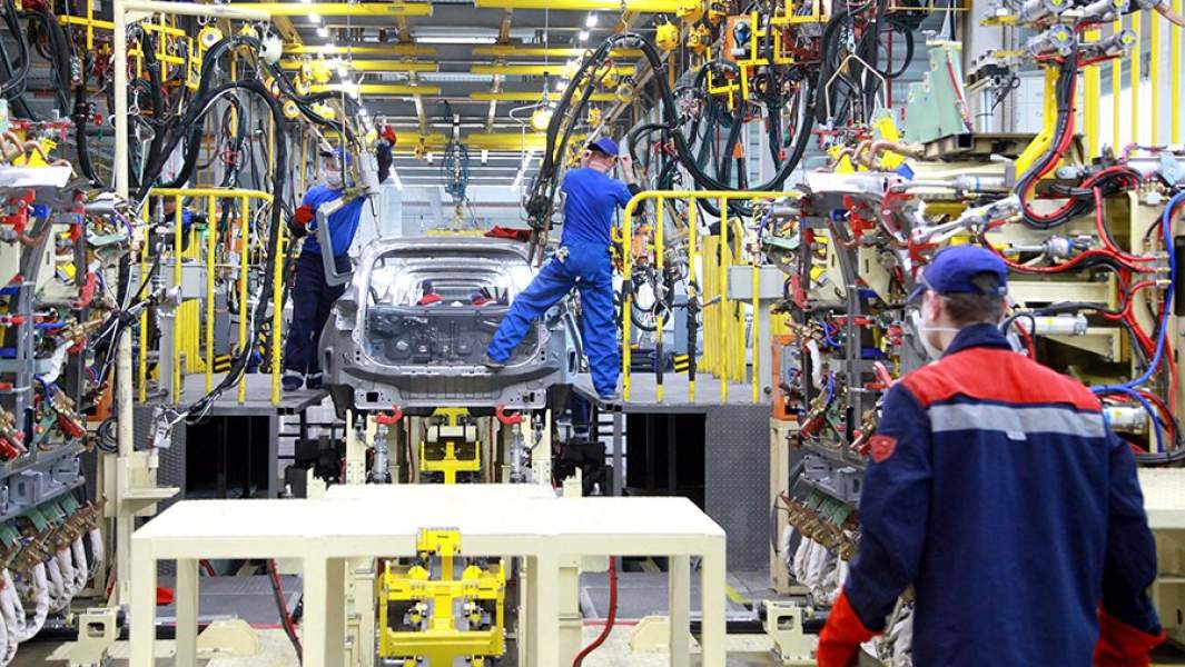 Сварка кузова на первом посту линии доварки на заводе «Автотор»