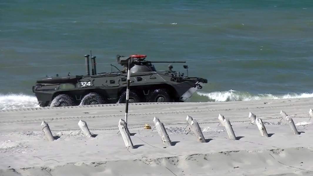 Бронетранспортер БТР-82А с личным составом десантно-штурмовых рот соединения морской пехоты во время тактического учения Балтийского флота на полигоне Хмелевка