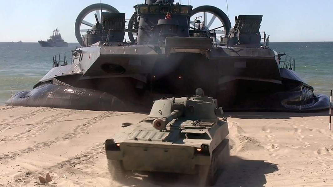 Десантный катер на воздушной подушке типа «Зубр» проекта 12322 «Евгений Кочешков» во время высадки военной техники с личным составом во время тактического учения Балтийского флота на полигоне Хмелевка