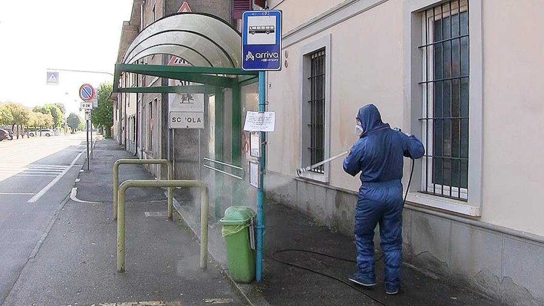 Российский военнослужащий во время дезинфекции