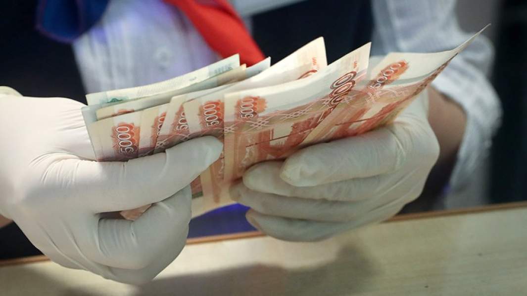  Кассир в одном из отделений банка в период режима самоизоляции из-за пандемии коронавируса