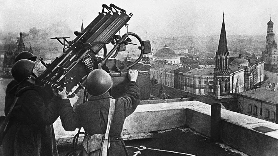 Красноармейцы у зенитной пулеметной установки М4 на крыше гостиницы «Москва» при авианалете немецких самолетов во время Великой Отечественной войны, Москва, СССР, 1941 год