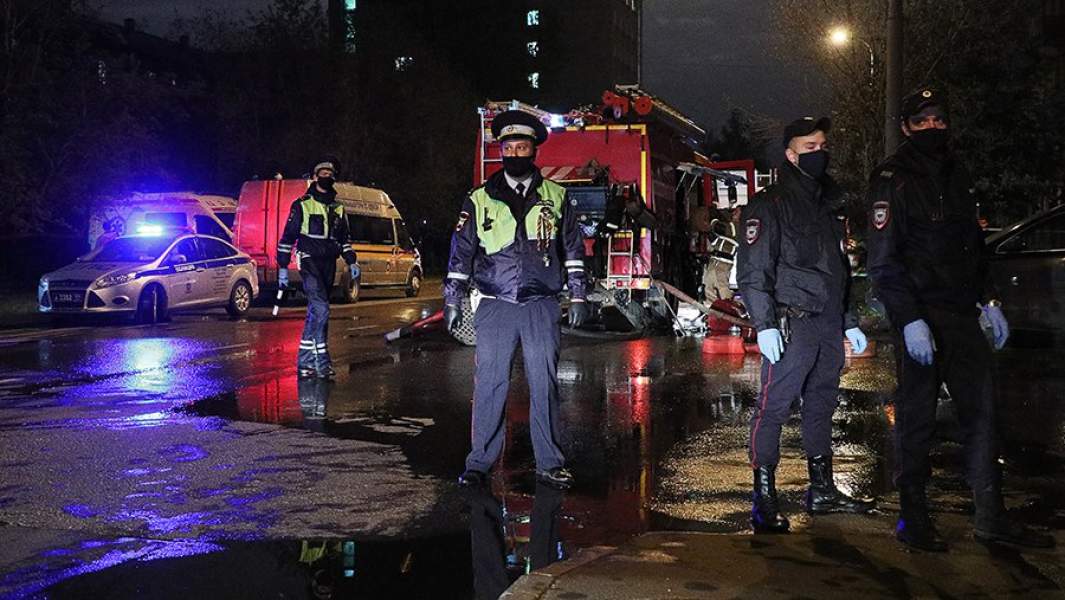  Пожарная машина у здания Городской клинической больницы имени С. И. Спасокукоцкого