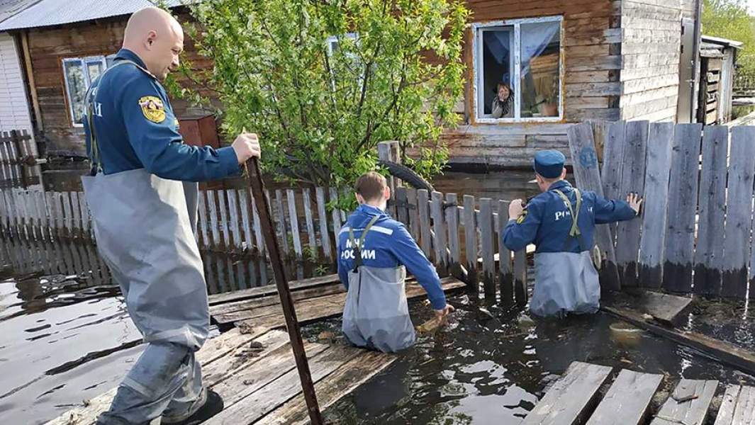 Сотрудники МЧС в селе Тюлькино, подтопленном из-за разлива реки Камы в Пермском крае