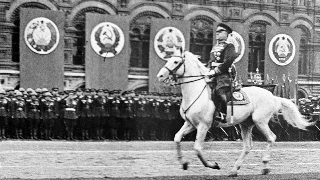 Заместитель Верховного Главнокомандующего Вооруженными Силами СССР, маршал Советского Союза Георгий Константинович Жуков во время Парада Победы на Красной площади после окончания Великой Отечественной войны, Москва, 24 июня 1945 года