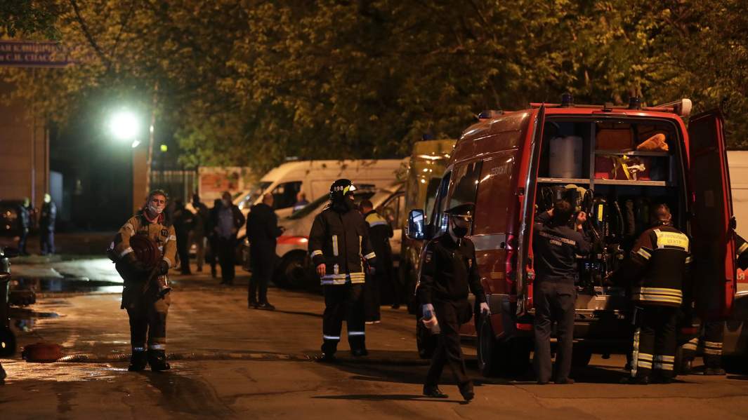 Пожарные у здания больницы имени С. И. Спасокукоцкого