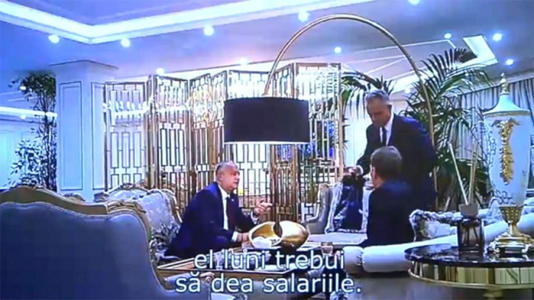  Плахотнюк передает президенту пакет Кадр ролика