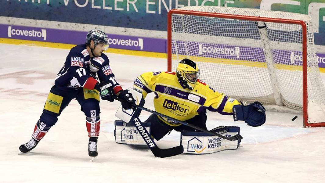 Вратарь хоккейного клуба «Крефельд Пингвин» Илья Проскуряков во время матча Немецкой хоккейной лиги в 2018 году