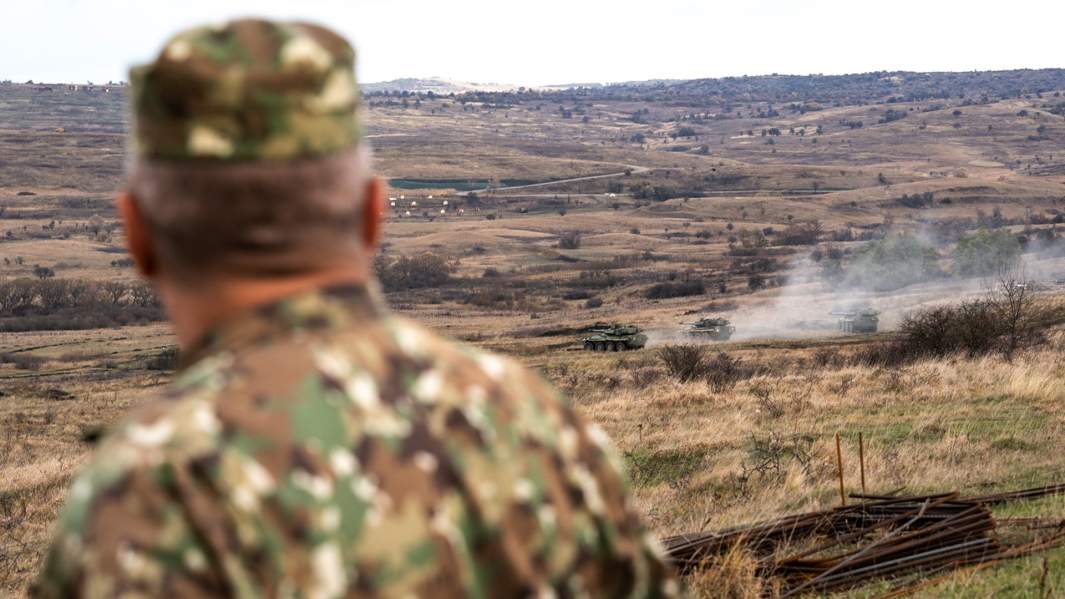 Учения по стрельбе в учебно-боевом центре сухопутных войск Getica в Чинку, Румыния