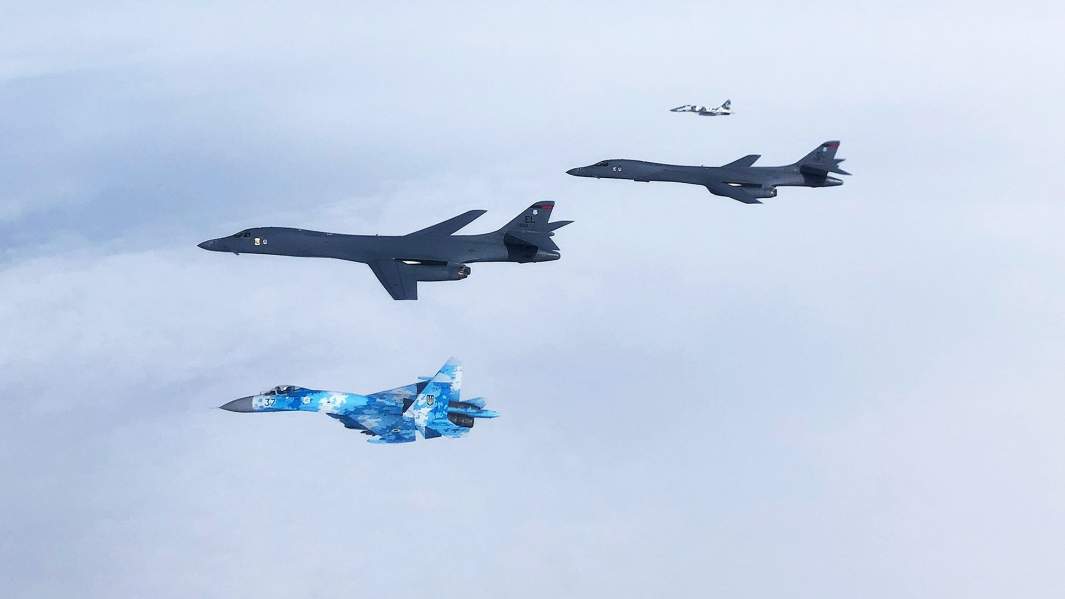 Два бомбардировщика ВВС США B-1B Lancer