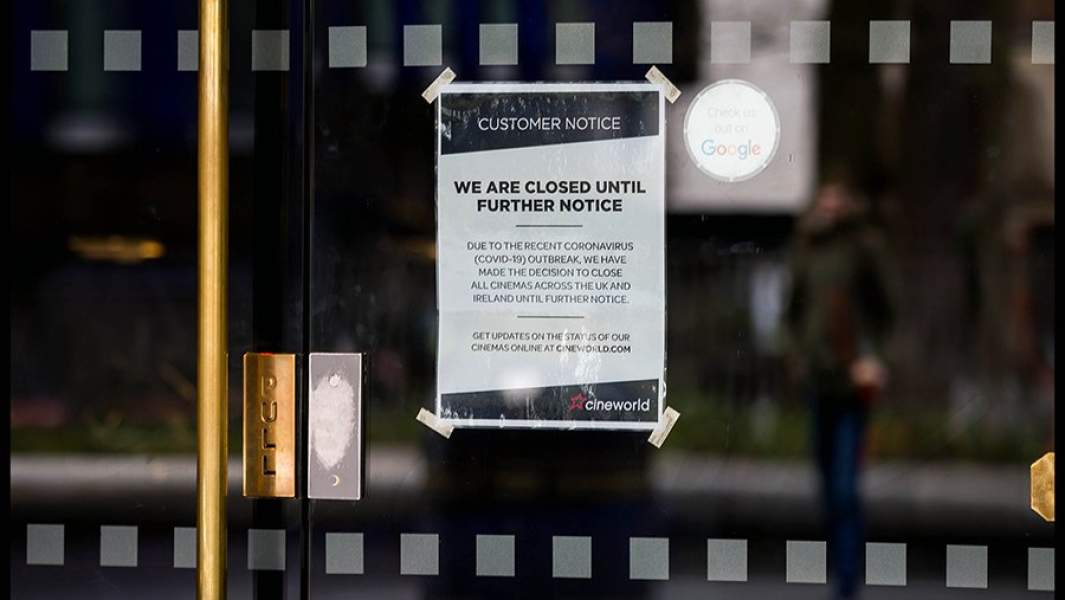 объявление на кинотеатре в лондоне