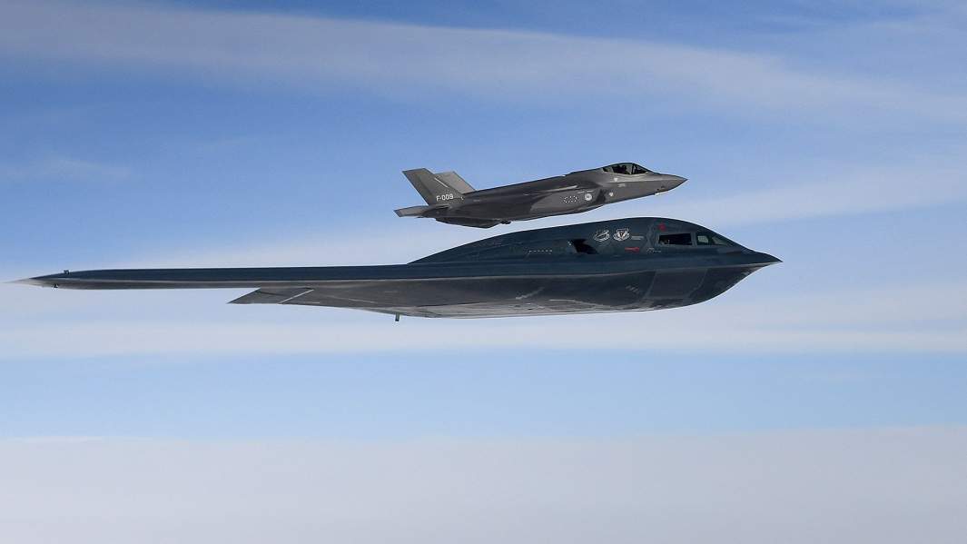 Бомбардировщик США  B-2A и истребитель F-35
