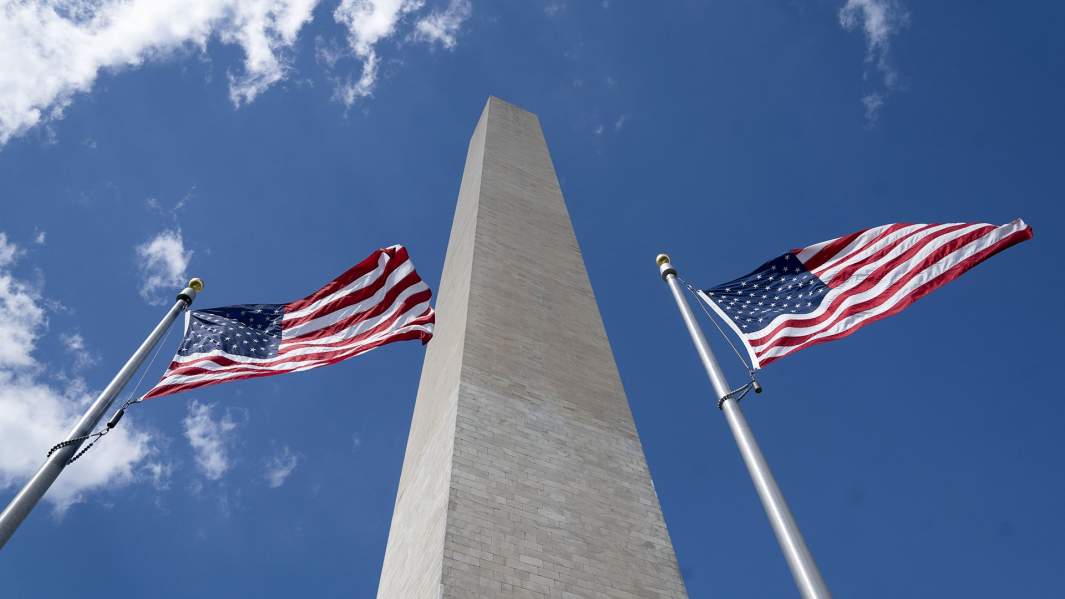 сша флаг памятник Вашингтону в Вашингтоне