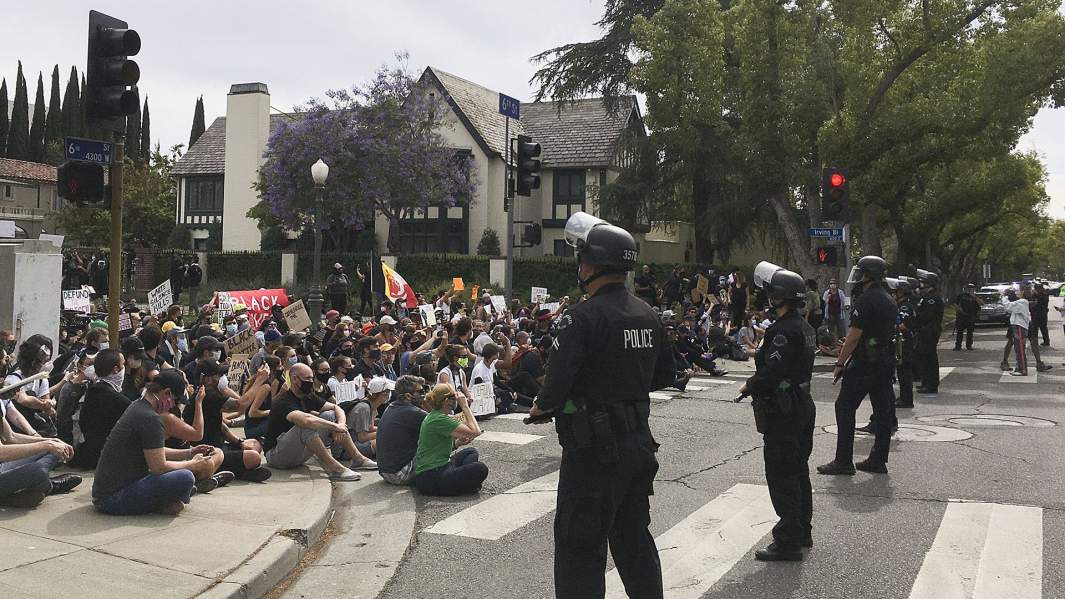 Сканируй это: как участники протестов в США пытаются себя обезопасить