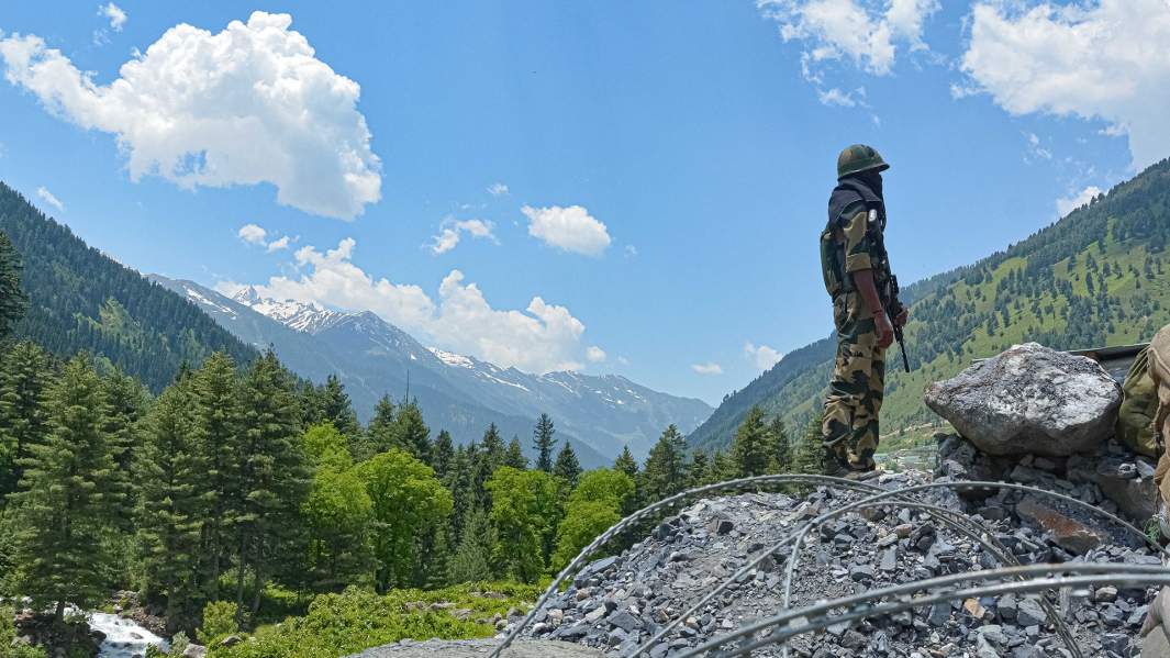 Cотрудник Пограничных сил безопасности Индии на контрольно-пропускном пункте на шоссе, ведущем в Ладакх