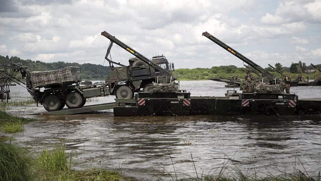 Тренировка войск НАТО по преодолению водной преграды