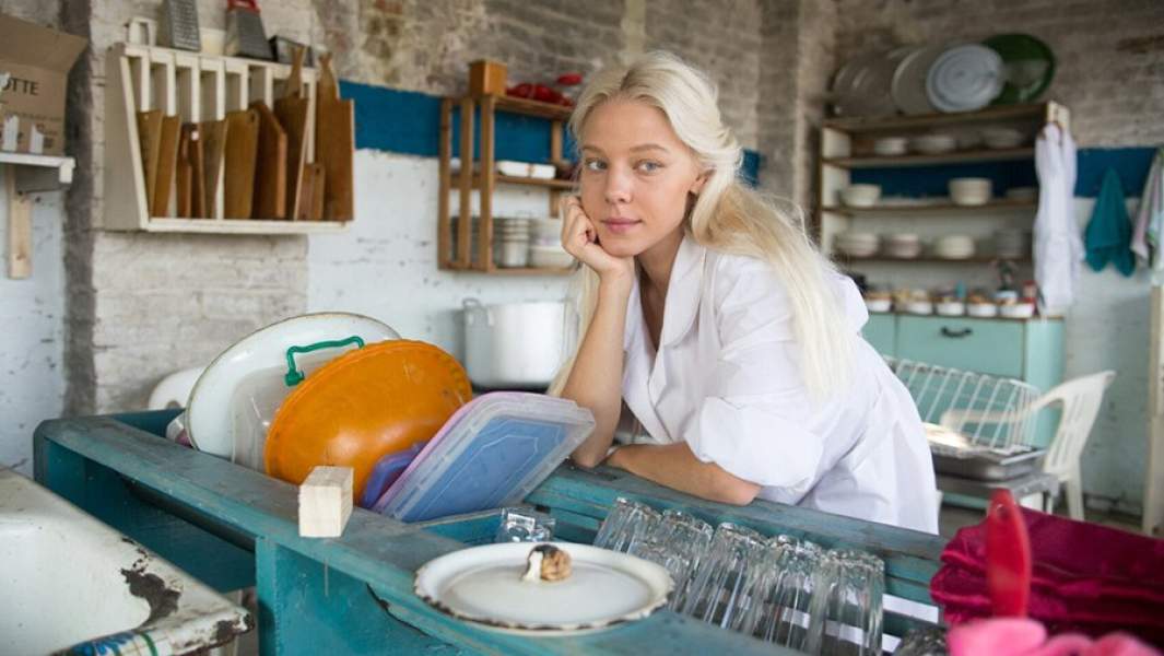 Актриса Алена Михайлова во время съемок сериала «Чики»