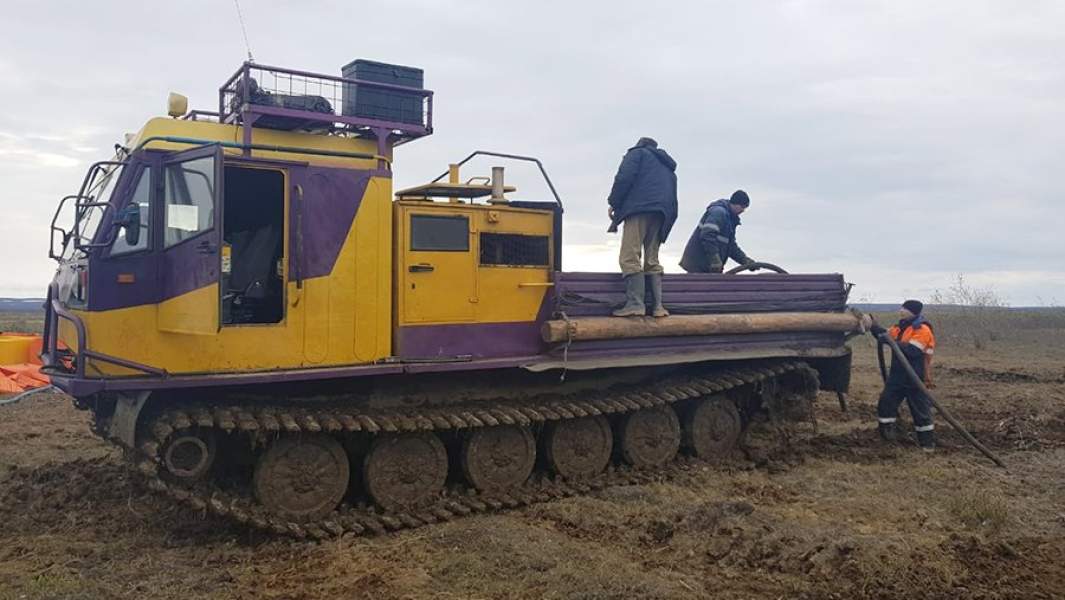 Спецтехника на месте разлива дизельного топлива