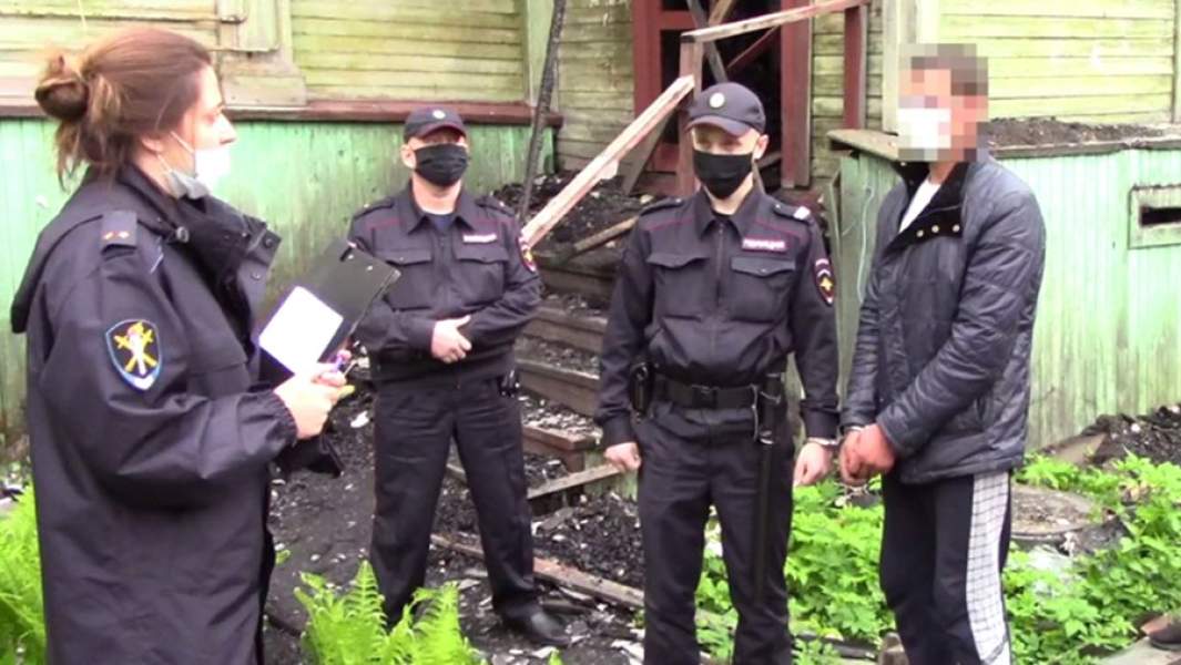 Подозреваемый в поджогах местный житель во время следственного эксперимента