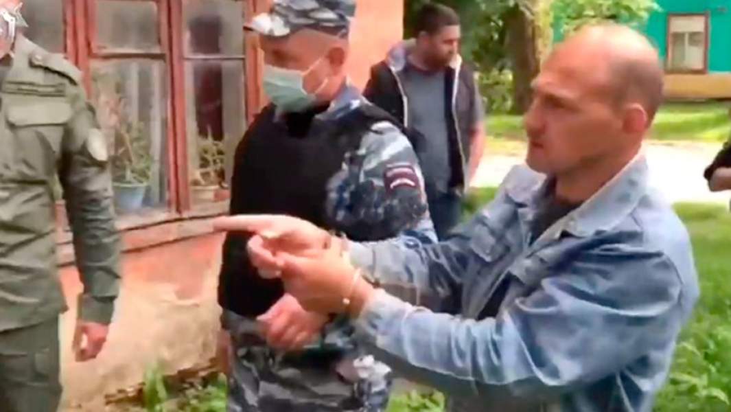 Андрей Ежов во время следственного эксперимента